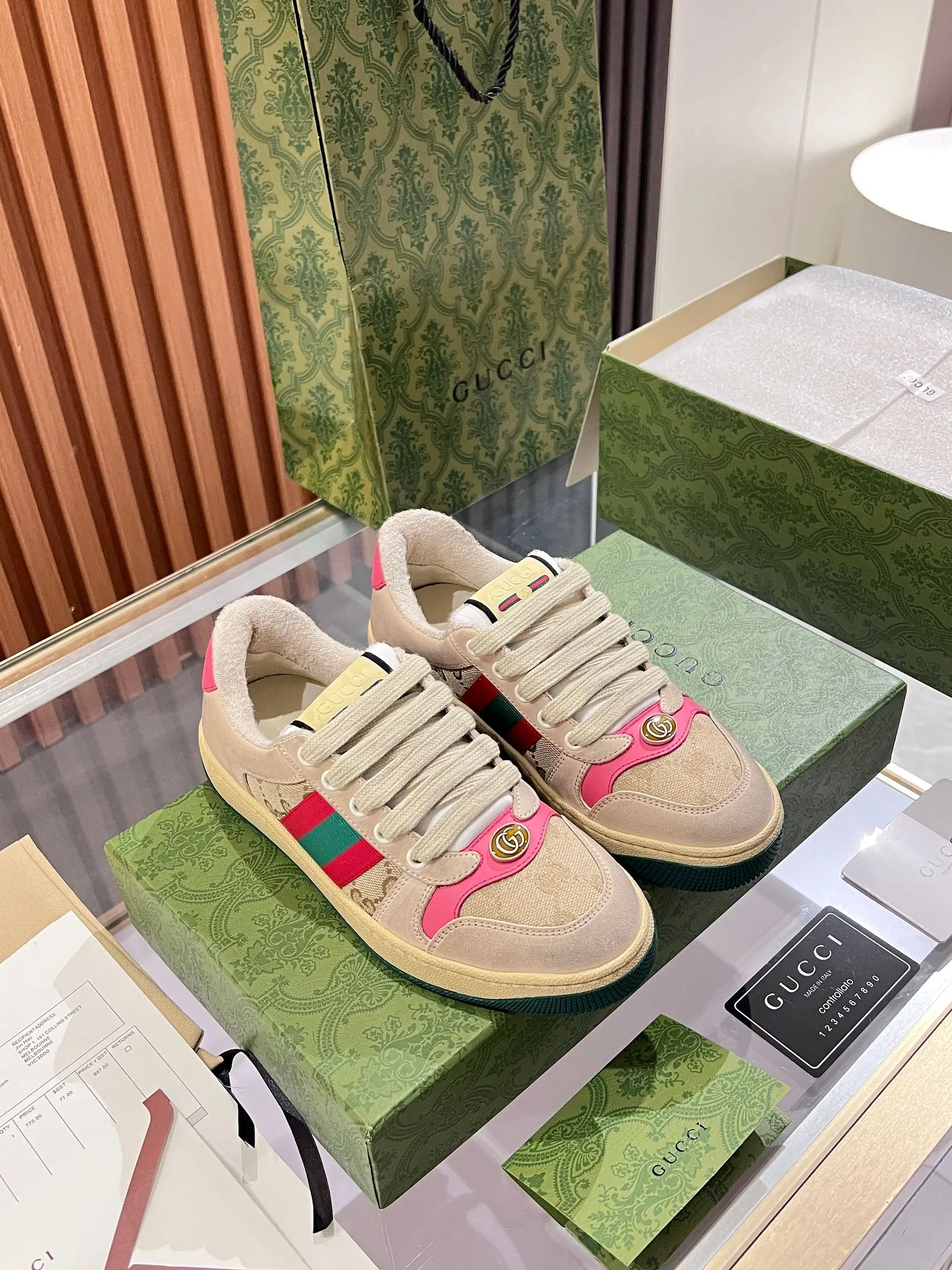 👟👟Ex-factory price 540👟👟 ⚡️Gucci Dirty Shoes Top factory quality, impeccable at the counter, the comfort is incredible. Retro distressed elements, washed retro logo on the tongue, metal double LOGO, 99% recognizable, full of Gucci elements; terry cloth lining, cowhide foot pads and 3mm latex are much more comfortable than real leather shoes. Environmentally friendly TPU wear-resistant outsole, soft and elastic. The inside of the tongue is made of imported elastic bands, which have great tension and won't strangle your feet. I don't develop the shoes without the original version. Only by getting the original version can the shoes be accurate and beat the market version instantly. Every stitch and every stitch is very tight and full. The debugging process is the most painstaking and requires no less than a hundred modifications before it is adjusted to the perfect state so that it can be worn comfortably by all foot types! Size 35-40 women’s model)